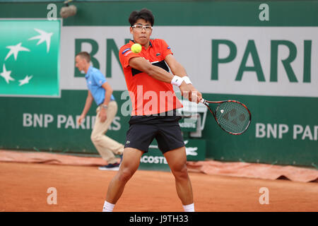 Parigi, Francia. 03 Giugno, 2017. Il coreano giocatore di tennis Hyeon Chung è in azione durante il suo terzo round in abbinamento alla ATP Open di Francia del Roland Garros Stadium vs giapponese giocatore di tennis Kei Nishikori giu 3, 2017 a Parigi, Francia. - Credit: Yan Lerval/Alamy Live News Foto Stock