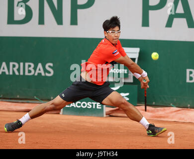 Parigi, Francia. 03 Giugno, 2017. Il coreano giocatore di tennis Hyeon Chung è in azione durante il suo terzo round in abbinamento alla ATP Open di Francia del Roland Garros Stadium vs giapponese giocatore di tennis Kei Nishikori giu 3, 2017 a Parigi, Francia. - Credit: Yan Lerval/Alamy Live News Foto Stock