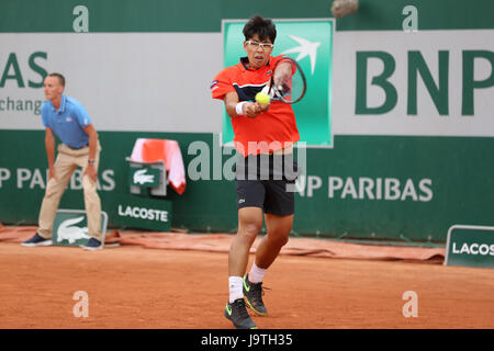 Parigi, Francia. 03 Giugno, 2017. Il coreano giocatore di tennis Hyeon Chung è in azione durante il suo terzo round in abbinamento alla ATP Open di Francia del Roland Garros Stadium vs giapponese giocatore di tennis Kei Nishikori giu 3, 2017 a Parigi, Francia. - Credit: Yan Lerval/Alamy Live News Foto Stock