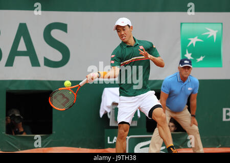 Parigi, Francia. 03 Giugno, 2017. Giapponese giocatore di tennis Kei Nishikori è in azione durante il suo terzo round in abbinamento alla ATP Open di Francia del Roland Garros Stadium vs coreano giocatore di tennis Hyeon Chung giu 3, 2017 a Parigi, Francia. - Credit: Yan Lerval/Alamy Live News Foto Stock