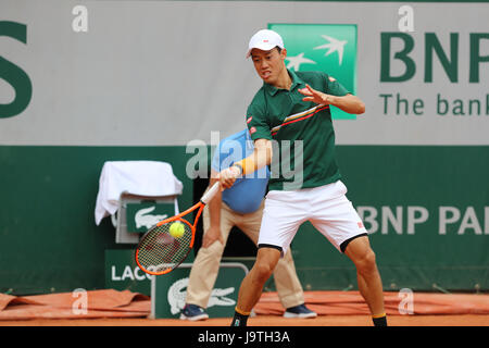 Parigi, Francia. 03 Giugno, 2017. Giapponese giocatore di tennis Kei Nishikori è in azione durante il suo terzo round in abbinamento alla ATP Open di Francia del Roland Garros Stadium vs coreano giocatore di tennis Hyeon Chung giu 3, 2017 a Parigi, Francia. - Credit: Yan Lerval/Alamy Live News Foto Stock