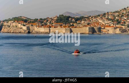 5 Ottobre 2004 - Dubrovnik, Dubrovnik-Neretva County, Croazia - una nave da crociera di gara si avvicina alla Città Vecchia di Dubrovnik, circondata con massicce mura in pietra medievale. Sul mare Adriatico nel sud della Croazia, è un sito Patrimonio Mondiale dell'UNESCO e un top destinazione turistica. (Credito Immagine: © Arnold Drapkin via ZUMA filo) Foto Stock