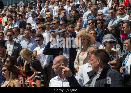 Epsom Surrey, Regno Unito. Il 3 giugno, 2017. Racegoers vestite per il Derby day meeting a Epsom Downs nel glorioso sole, frequentato da HM la regina. Credito: a Vista/fotografica Alamy Live News Foto Stock