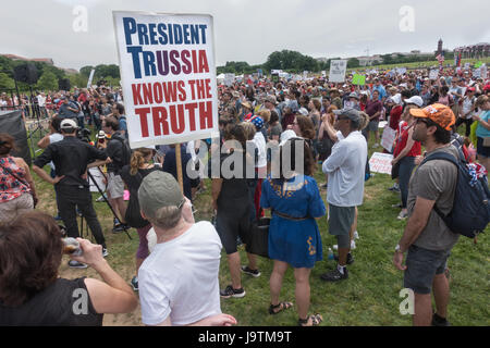 Washington, DC, Stati Uniti d'America. Il 3 giugno, 2017. I partecipanti alla Marcia per la verità rally vicino al Monumento di Washington. L'ascolto agli altoparlanti chiamando per l'inchiesta di Donald Trump's collusione con la Russia. Credito: Bob Korn/Alamy Live News Foto Stock