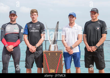 America's Cup Village, Bermuda. Il 3 giugno 2017. Land Rover BAR (GBR) skipper Sir Ben Ainslie, Emirates Team New Zealand timoniere Pietro Slappolatura, Artemis Racing (SWE) timoniere Nathan Outteridge e Soft Bank Team Japan skipper Dean Barker posano con la Louis Vuitton America's Cup Playoff Challenger trophy. Foto Stock