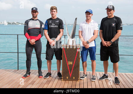 America's Cup Village, Bermuda. Il 3 giugno 2017. Land Rover BAR (GBR) skipper Sir Ben Ainslie, Emirates Team New Zealand timoniere Pietro Slappolatura, Artemis Racing (SWE) timoniere Nathan Outteridge e Soft Bank Team Japan skipper Dean Barker posano con la Louis Vuitton America's Cup Playoff Challenger trophy. Foto Stock