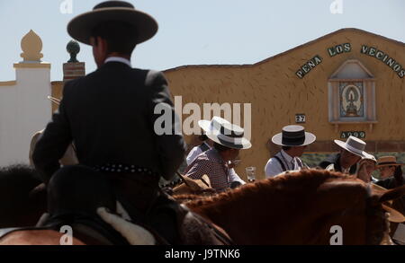 Giugno 3 Moneta, Malaga, Andalusia. Il 3 giugno, 2017. Il Pellegrinaggio della Virgen de la Fuensanta de moneta nel suo rosari adornata con i costumi del flamenco, decorate carri e carri di buoi ornati rendono il tradizionale pellegrinaggio all'eremo Credit: Fotos Lorenzo Carnero/ZUMA filo/Alamy Live News Foto Stock