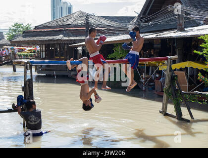 PATTATA THAILANDIA 4 ottobre: Uomini non identificati lotta per ocean boxe in Pattaya mercato galleggiante il 4 ottobre 2015. a Pattaya Chonburi, Thailandia. Ocea Foto Stock