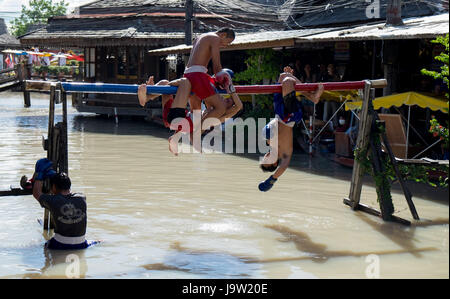 PATTATA THAILANDIA 4 ottobre: Uomini non identificati lotta per ocean boxe in Pattaya mercato galleggiante il 4 ottobre 2015. a Pattaya Chonburi, Thailandia. Ocea Foto Stock