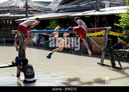 PATTATA THAILANDIA 4 ottobre: Uomini non identificati lotta per ocean boxe in Pattaya mercato galleggiante il 4 ottobre 2015. a Pattaya Chonburi, Thailandia. Ocea Foto Stock