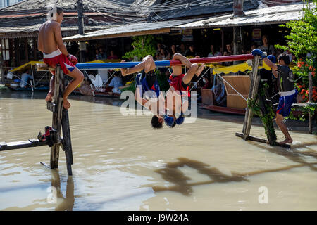 PATTATA THAILANDIA 4 ottobre: Uomini non identificati lotta per ocean boxe in Pattaya mercato galleggiante il 4 ottobre 2015. a Pattaya Chonburi, Thailandia. Ocea Foto Stock