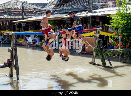 PATTATA THAILANDIA 4 ottobre: Uomini non identificati lotta per ocean boxe in Pattaya mercato galleggiante il 4 ottobre 2015. a Pattaya Chonburi, Thailandia. Ocea Foto Stock