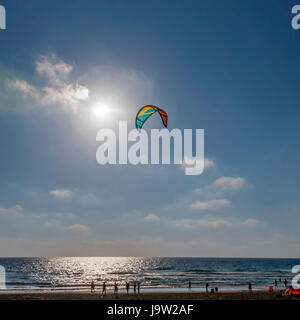 Il kitesurfing - paracadute su sfondo cielo nuvola al tramonto Foto Stock