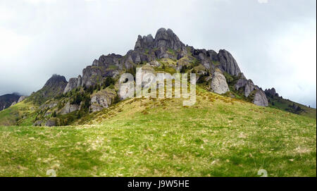 Vista panoramica del monte Ciucas sulla molla, parte della gamma dei Carpazi della Romania Foto Stock