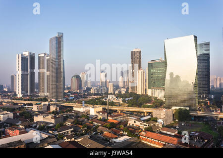 Sunset over Jakarta nel quartiere finanziario di Kuningan Semanggi e in Indonesia la città capitale Foto Stock
