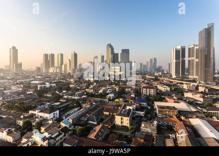 Sunset over Jakarta nel quartiere finanziario di Kuningan Semanggi e in Indonesia la città capitale Foto Stock