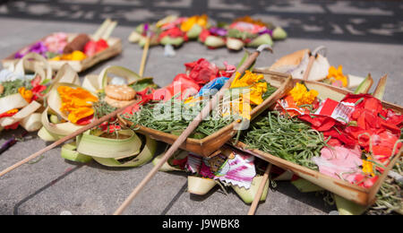 Il tradizionale design balinese offerte per gli dèi con fiori e bastoncini aromatici a Bali, Indonesia. Foto Stock