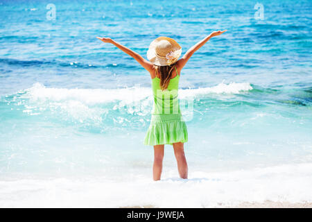 Donna felice in piedi in mare Foto Stock