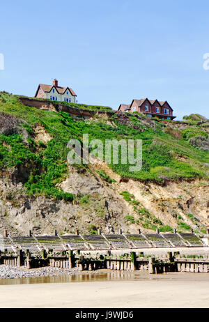 Vista di due case vicino alla scogliera nel North Norfolk a Mundesley-on-Sea, Norfolk, Inghilterra, Regno Unito. Foto Stock