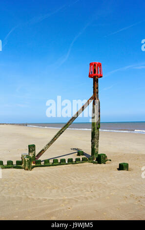 Un marcatore di frangiflutti post su un north norfolk spiaggia a mundesley-on-Sea, Norfolk, Inghilterra, Regno Unito. Foto Stock