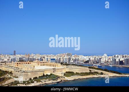 Vista in elevazione del Fort Manoel su Manoel Island visto da La Valletta con Sleima verso la parte posteriore, La Valletta, Malta, l'Europa. Foto Stock
