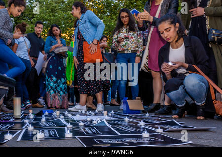 New York, Stati Uniti. 02Giugno, 2017. La comunità afghana di New York ha organizzato una veglia su Giugno 2, 2017; a Washington Square Park; un momento di lutto per le vittime e i sopravvissuti e i loro cari e di solidarietà con il popolo afghano. Il 31 maggio, il cuore della città di Kabul è stato colpito con il suo più mortale attacco bomba dal 2001. Durante le ore di punta in Ramadan, una grande cisterna di acqua è stata fatta esplodere in un elevato livello di sicurezza nella zona verde del quartiere diplomatico. L'attuale numero di morti è a 90 con 400 feriti. Credito: Erik McGregor/Pacific Press/Alamy Live News Foto Stock