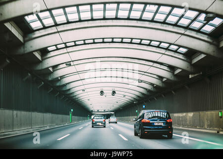 Colonia, Germania - 17 giugno 2015: accelerando le vetture all'interno di una autostrada tunnel urbano Foto Stock