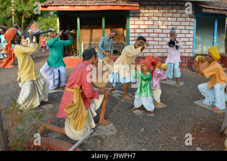 Gli abitanti di un villaggio di danza, museo di scultura, Kaneri matematica, Kolhapur, Maharashtra Foto Stock