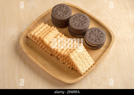 Biscuit cracker sul piatto di legno Foto Stock