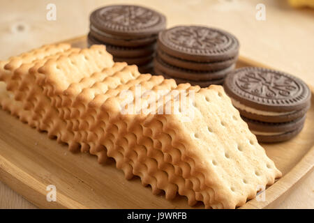 Biscuit cracker sul piatto di legno Foto Stock