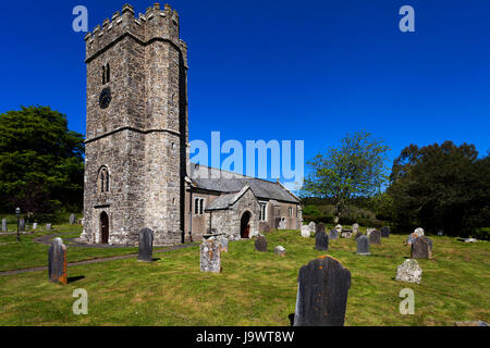 La Chiesa di San Pietro, cimitero, Buckland in moro, Parco Nazionale di Dartmoor, Devon, Inghilterra, Regno Unito Foto Stock