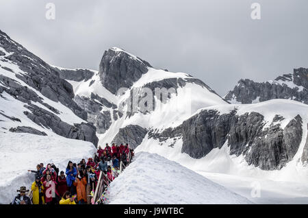 Yunnan,Cina - Aprile 12,2017 : paesaggio di Yulong Snow Mountain, è noto anche come Jade Dragon montagna di neve che si trova in Yunnan,Cina. Foto Stock