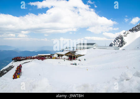 Yunnan,Cina - Aprile 12,2017 : paesaggio di Yulong Snow Mountain, è noto anche come Jade Dragon montagna di neve che si trova in Yunnan,Cina. Foto Stock