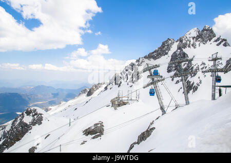 Yunnan,Cina - Aprile 12,2017 : Stazione della Funivia in Yulong Snow Mountain, è noto anche come Jade Dragon montagna di neve che si trova in Yunnan,Cina. Foto Stock