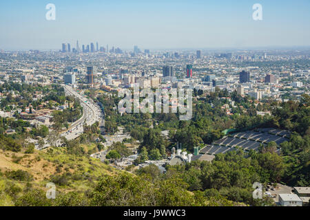 Pomeriggio Vista aerea di Los Angeles skyline con autostrada da Hollywood Bowl si affacciano, California Foto Stock