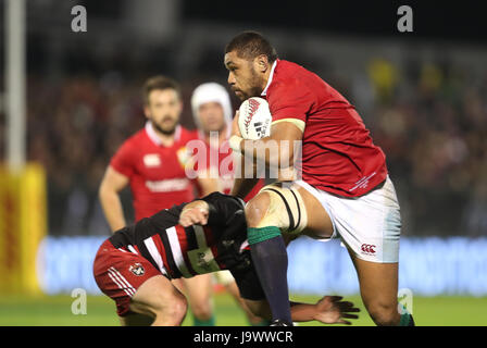 Inglesi e irlandesi dei Lions Faletau Taulupe rompe un placcaggio durante il tour corrispondono al pedaggio Stadium, Whangarei, Nuova Zelanda. Foto Stock