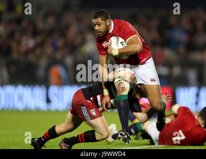 Inglesi e irlandesi dei Lions Faletau Taulupe rompe un placcaggio durante il tour corrispondono al pedaggio Stadium, Whangarei, Nuova Zelanda. Foto Stock