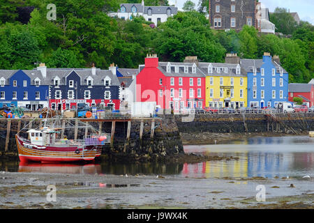 Il dipinto luminosamente edifici sul fronte mare con barche da pesca nel porto, Tobermory, Mull, Scozia Foto Stock