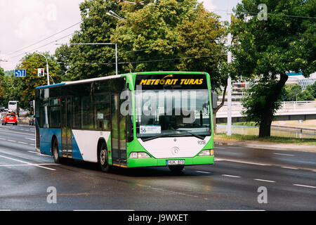 Vilnius, Lituania - 5 Luglio 2016: pubblico mercedes-benz autobus in estate A. Gostauto Street a Vilnius, in Lituania. Numero di route 56 Foto Stock