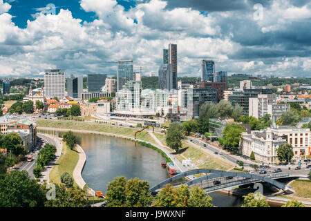 Vilnius, Lituania - 5 Luglio 2016: Hanner Tower, Chiesa di San Raffaele Arcangelo, Radisson Blu Hotel, Swedbank Office, città comune, City Style C Foto Stock