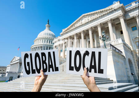 I manifestanti al di fuori degli Stati Uniti Campidoglio di Washington, DC holding segni di protesta globale di supporto e questioni locali, i liberali e i conservatori di punti