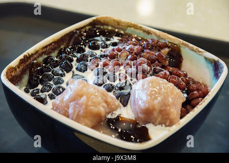 Deliziosi dessert Taiwanesi - fagioli rossi, boba, Taro, erba jelly con latte Foto Stock