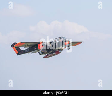 Conserve di North American Rockwell OV-10 Bronco aeromobili battenti a Duxford Air Show nel suo 1914-18 centenario schema colori Foto Stock