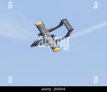 Conserve di North American Rockwell OV-10 Bronco aeromobili battenti a Duxford Air Show nel suo 1914-18 centenario schema colori Foto Stock