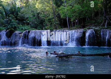 Bagni locali alle Cascate Cambugahay, situate fuori dalla città di Lagi, nell'isola di Siquijor, situata nella regione centrale di Visayas, nelle Filippine Foto Stock