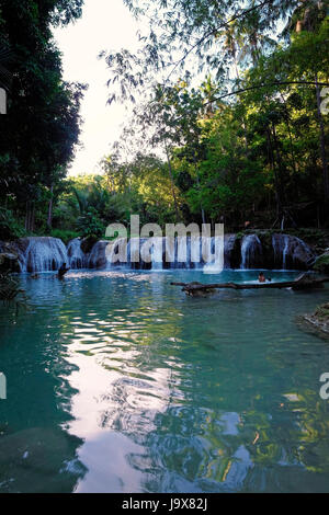 Vista delle cascate Cambugahay situato al di fuori della città di Lazi nell'isola di Siquijor situato nella centrale di Visayas regione delle Filippine Foto Stock