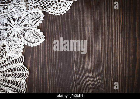 Vintage con sfondo bianco i pizzi all'uncinetto. Telaio a maglia per matrimoni e invito. Sfondo per il giorno di san valentino o compleanno Foto Stock