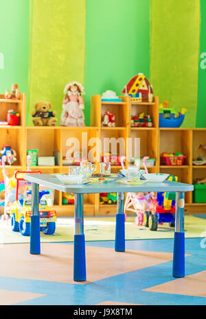 Sedie, Tavolo e giocattoli. Interno della scuola materna. Foto Stock