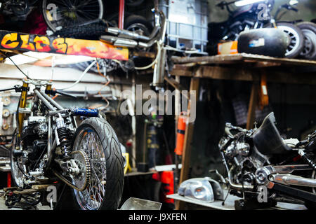 Immagine di sfondo del motociclo smontato pronto per la riparazione in officina meccanica Foto Stock