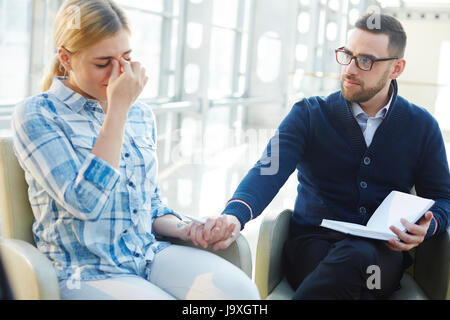 Imprenditore consolante il suo collega preoccupato Foto Stock